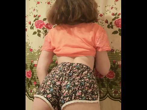 ❤️ 性感的年轻宝贝在镜头前脱下她的短裤 Porn video ❌️