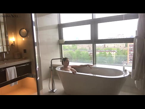 ❤️ 巨大的宝贝 激情地在浴室里撸起了她的阴部 Porn video ❌️