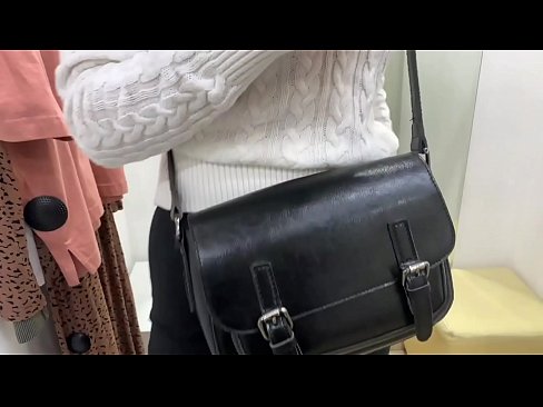 ❤️ 年轻婊子FeralBerry在试衣间用假阳具公开自慰 Porn video ❌️