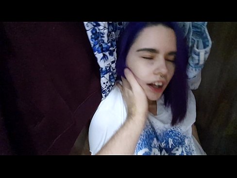 ❤️ 在衣柜里发现我的妹妹并帮助她射精 Porn video ❌️