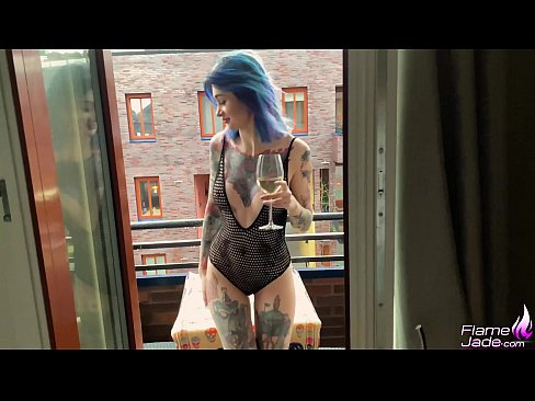 ❤️ 巨大的女孩大口吸吮，在空旷的天空下热情地做爱 Porn video ❌️